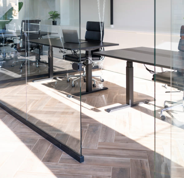 Стеклянные перегородки в офисе