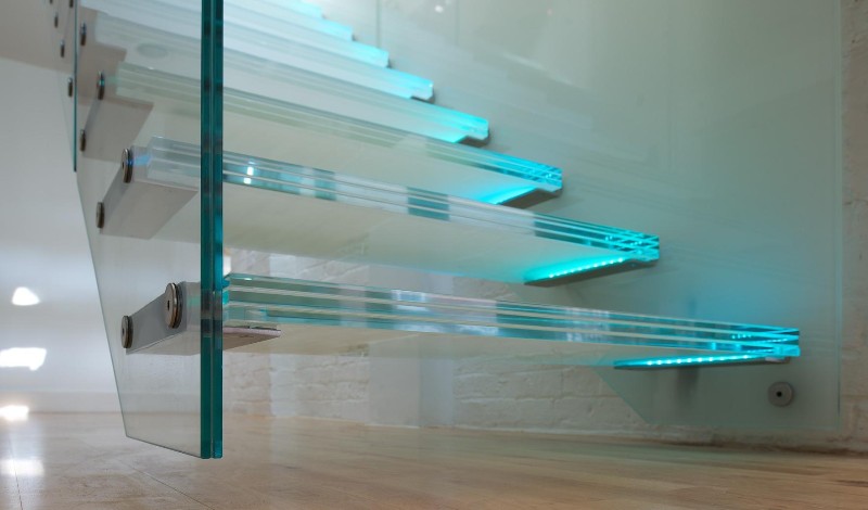 Детали стеклянного лестничного ограждения