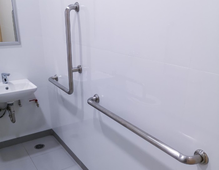 Виды поручней для ванной и туалета