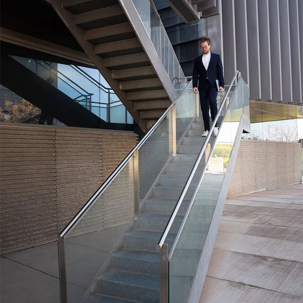 Лестница со стеклянным ограждением