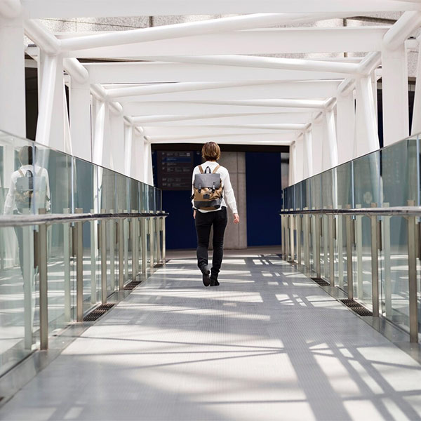 Стеклянное ограждение в переходе