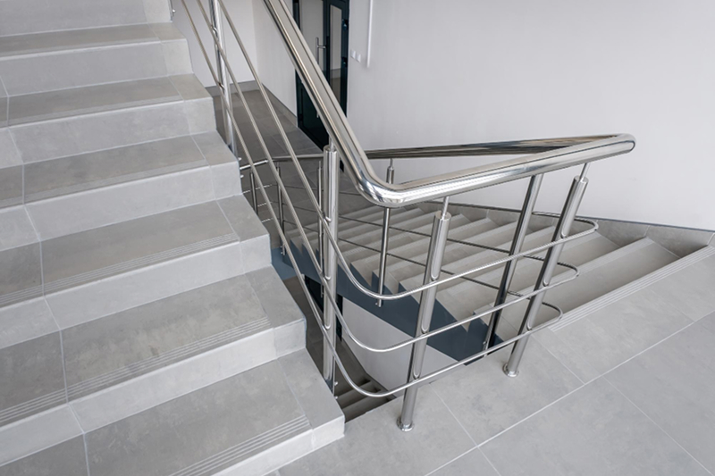 Поручни и перила: в чем разница?