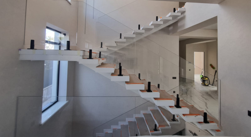 Проект лестничные ограждения из стекла в частном доме г. Ставрополь Проект лестничные ограждения из стекла в частном доме г. Ставрополь